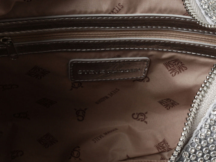 Bolso de hombro Steve Madden en color plata con diseño de malla metálica y correa de cadena.