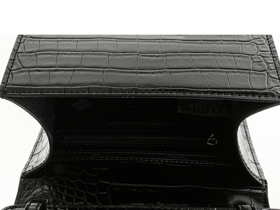 Bolso de hombro Steve Madden color negro con textura de cocodrilo y cierre dorado.