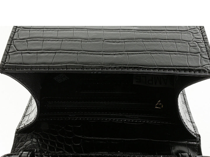 Bolso de hombro Steve Madden color negro con textura de cocodrilo y cierre dorado.