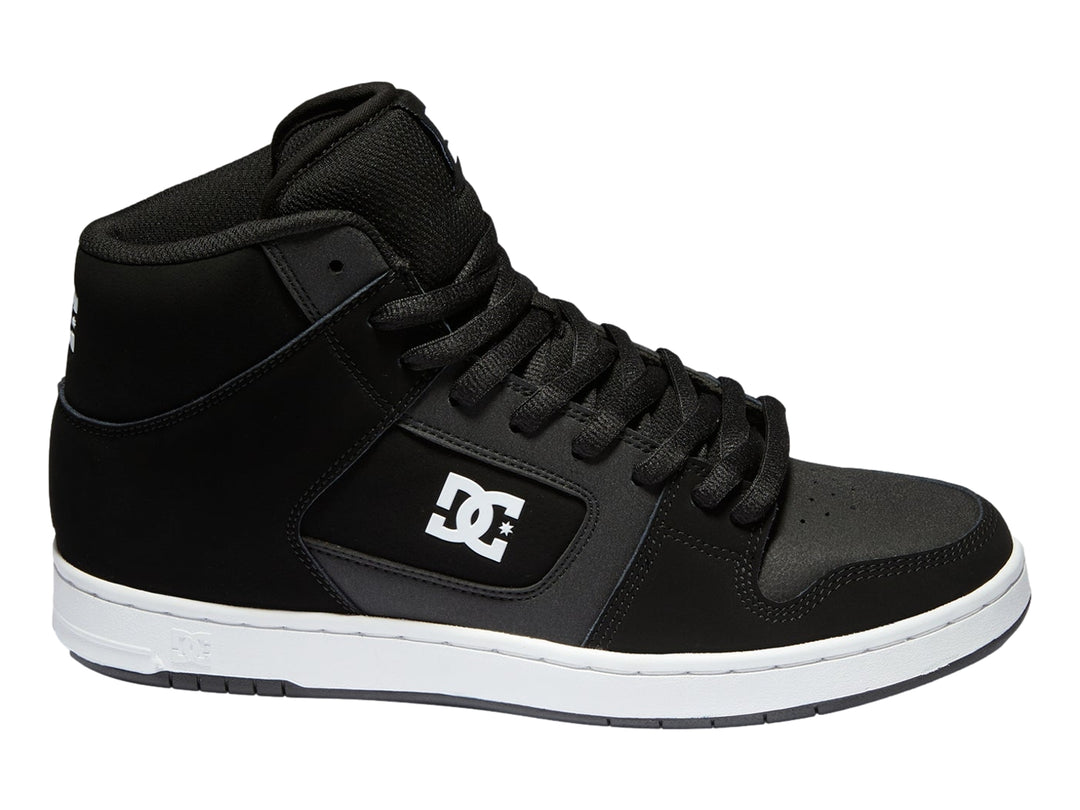 Tenis DC Shoes modelo Adys de bota alta en color negro con suela blanca y logotipo blanco lateral.
