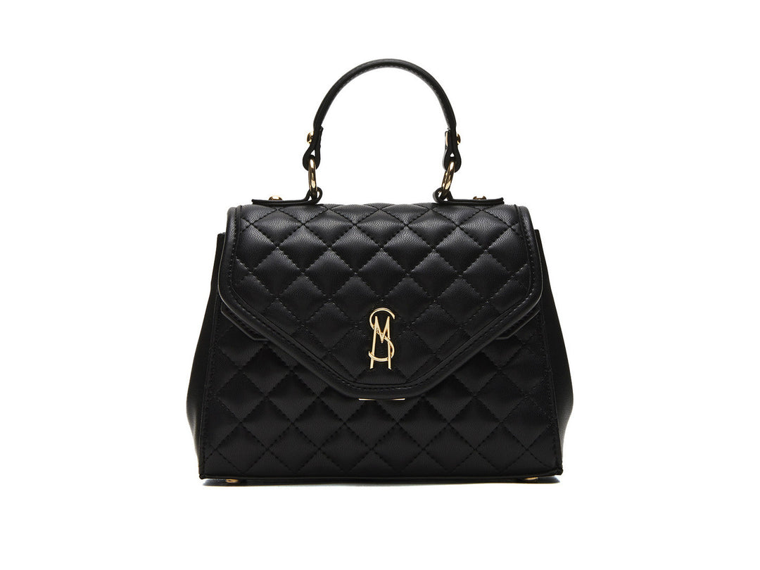 Bolso negro Steve Madden con textura acolchada en forma de diamante y detalles metálicos dorados.
