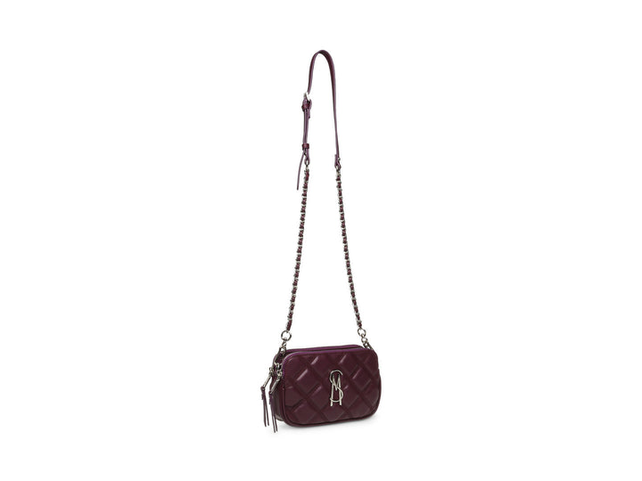 Bolso pequeño de hombro color plum con diseño acolchado, correa de cadena y logotipo metálico plateado.