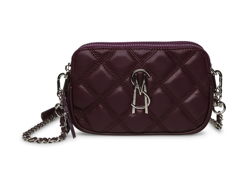 Bolso pequeño de hombro color plum con diseño acolchado, correa de cadena y logotipo metálico plateado.