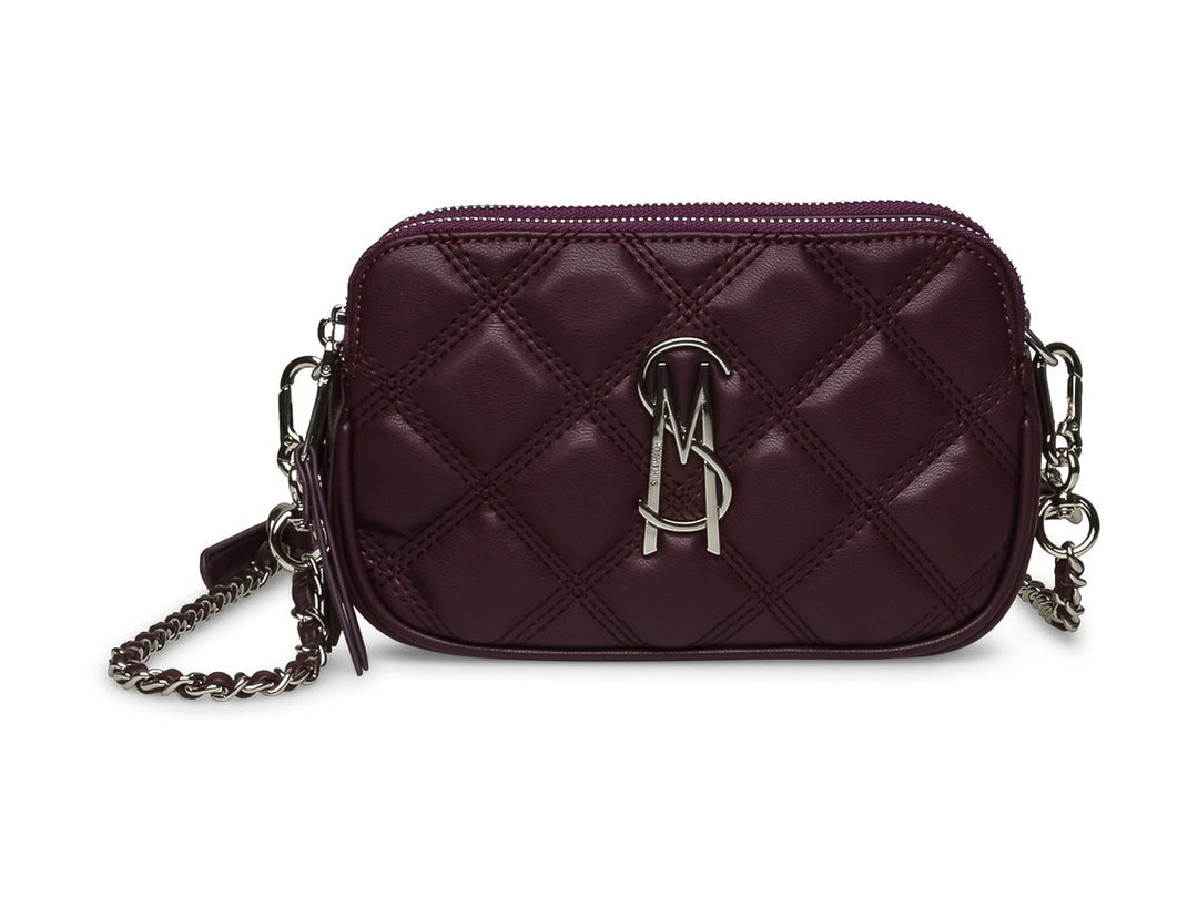 Bolso pequeño de hombro color plum con diseño acolchado, correa de cadena y logotipo metálico plateado.