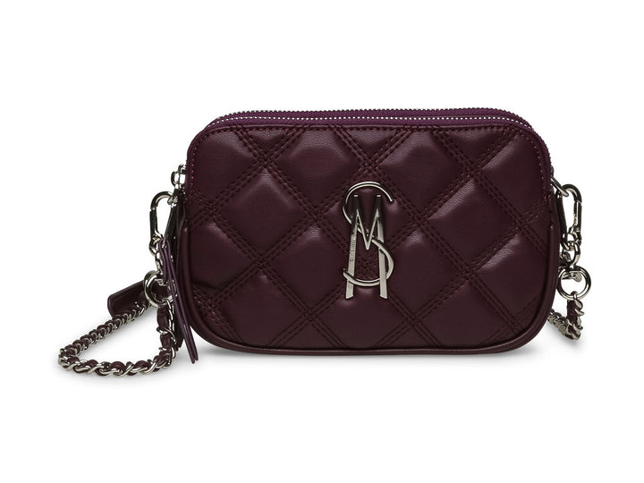 Bolso pequeño de hombro color plum con diseño acolchado, correa de cadena y logotipo metálico plateado.