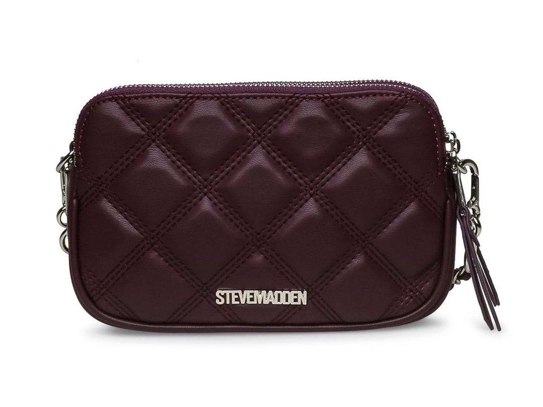 Bolso pequeño de hombro color plum con diseño acolchado, correa de cadena y logotipo metálico plateado.