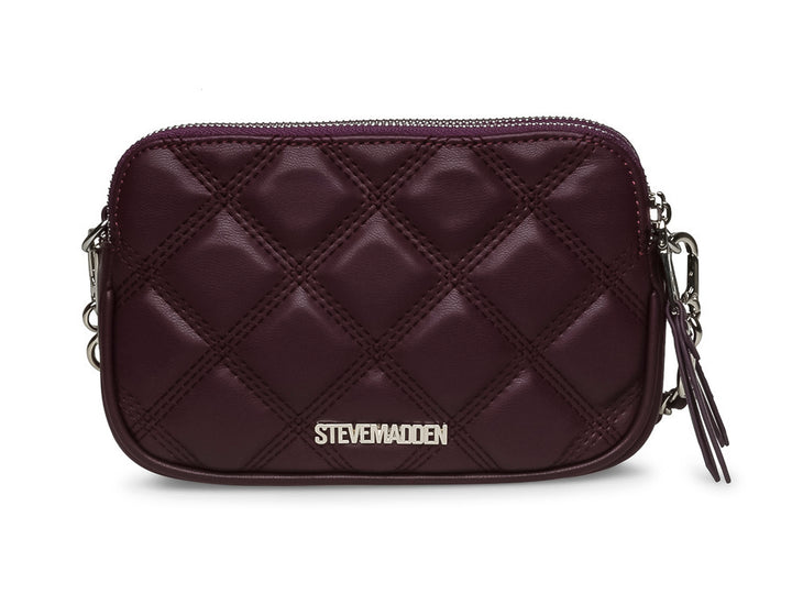 Bolso pequeño de hombro color plum con diseño acolchado, correa de cadena y logotipo metálico plateado.
