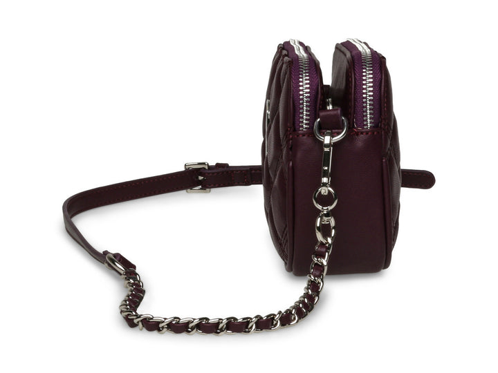 Bolso pequeño de hombro color plum con diseño acolchado, correa de cadena y logotipo metálico plateado.