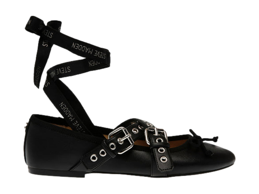 Zapato plano negro con hebillas plateadas y cintas largas para amarrar al tobillo.