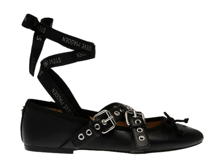 Zapato plano negro con hebillas plateadas y cintas largas para amarrar al tobillo.