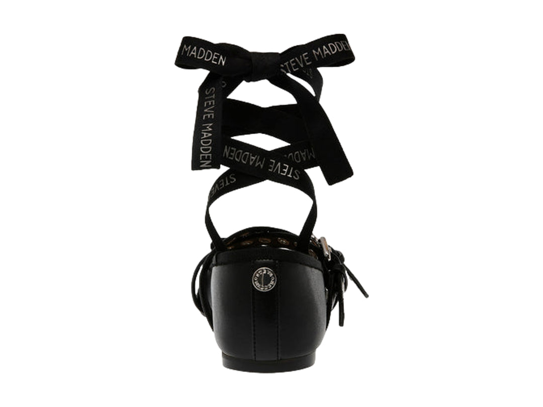 Zapato plano negro con hebillas plateadas y cintas largas para amarrar al tobillo.