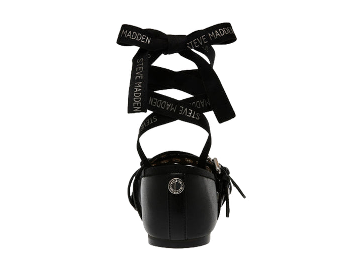 Zapato plano negro con hebillas plateadas y cintas largas para amarrar al tobillo.