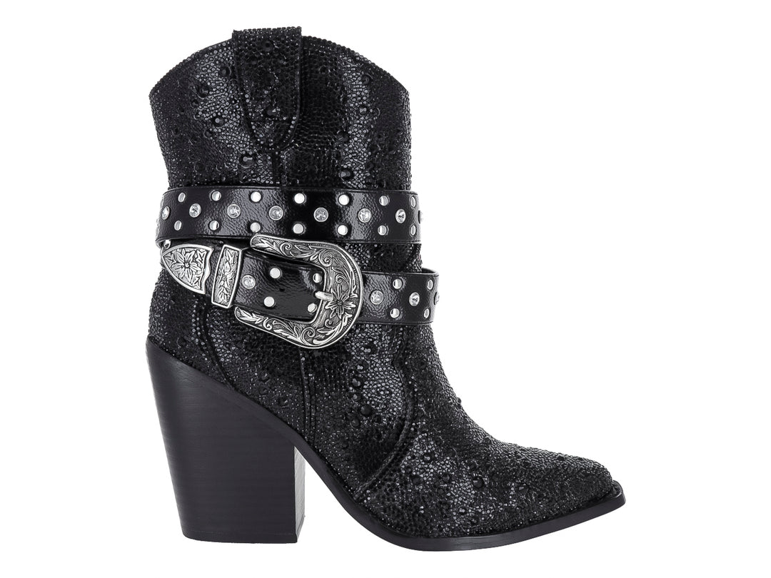 Botas negras de Steve Madden con tacón cuadrado, detalles de tachuelas y hebilla plateada ornamentada.