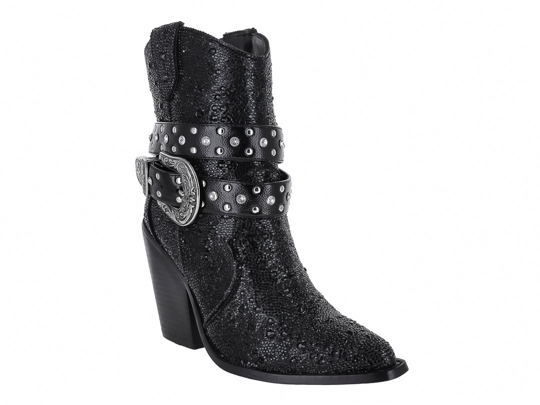 Botas negras de Steve Madden con tacón cuadrado, detalles de tachuelas y hebilla plateada ornamentada.
