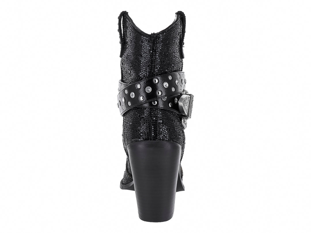 Botas negras de Steve Madden con tacón cuadrado, detalles de tachuelas y hebilla plateada ornamentada.