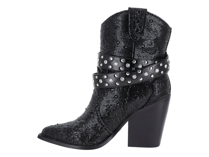 Botas negras de Steve Madden con tacón cuadrado, detalles de tachuelas y hebilla plateada ornamentada.