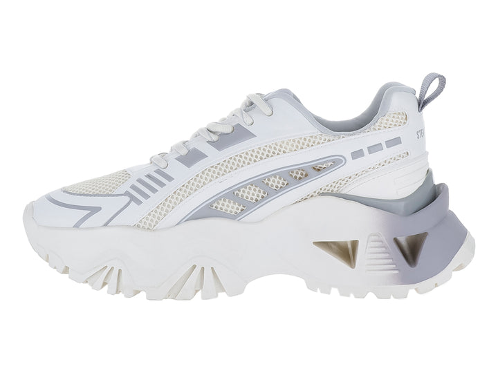 Tenis Steve Madden Fenixx en colores blanco y gris con suela gruesa y dentada.
