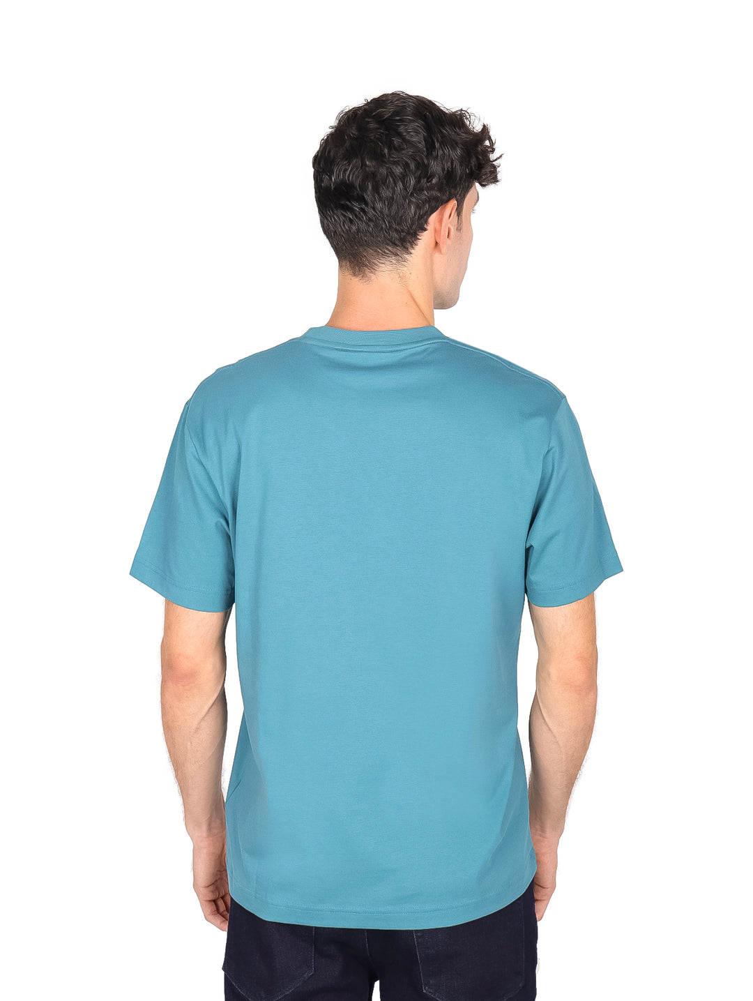 Hombre vistiendo una camiseta azul de manga corta con la palabra LACOSTE en blanco en el pecho.