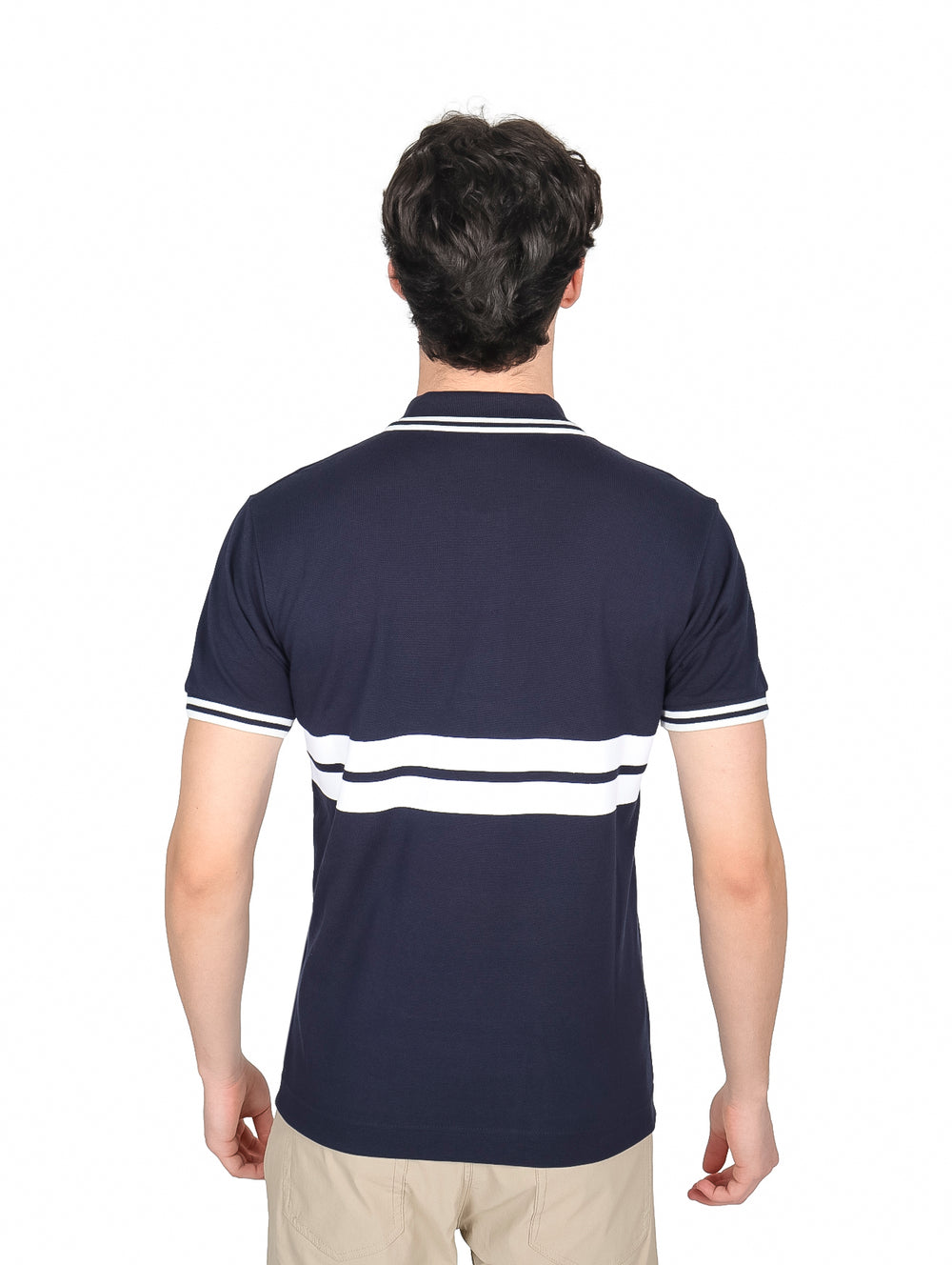 Hombre vistiendo polo Lacoste azul marino con rayas blancas horizontales y detalles en blanco en cuello y mangas.