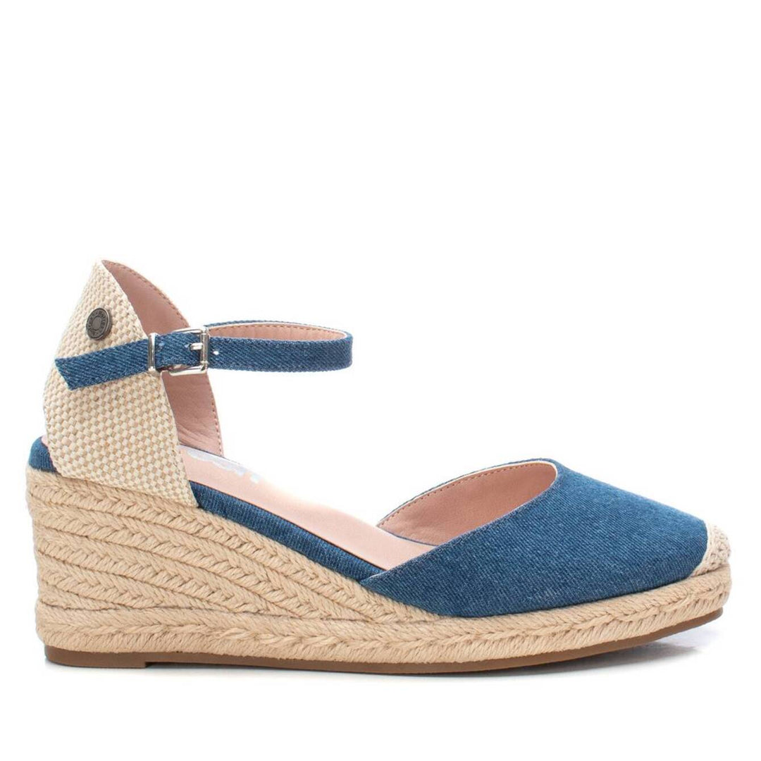 Sandalia XTI color azul navy con plataforma de cuña en esparto beige y correa ajustable al tobillo.