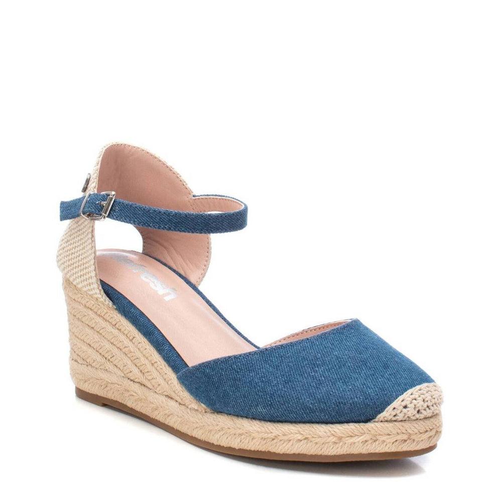 Sandalia XTI color azul navy con plataforma de cuña en esparto beige y correa ajustable al tobillo.