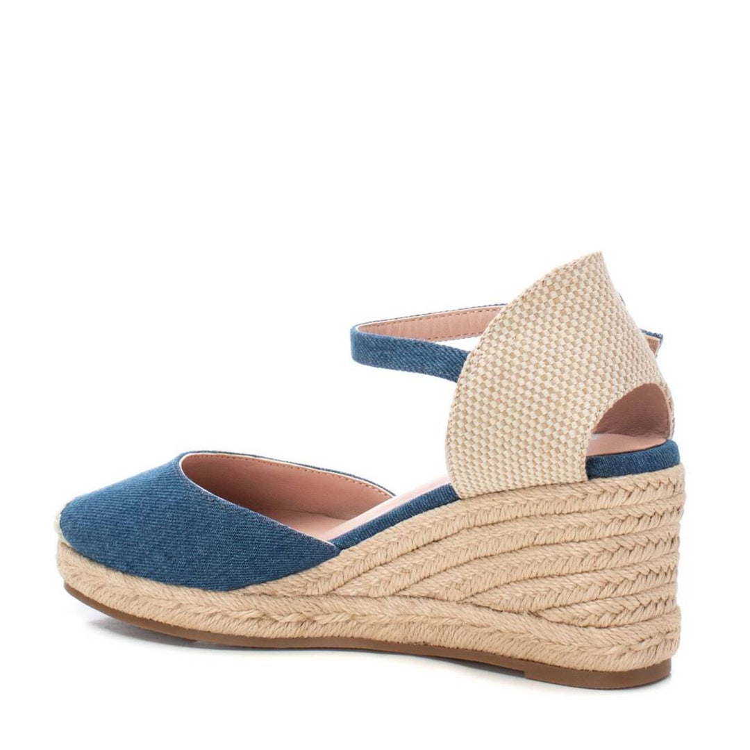 Sandalia XTI color azul navy con plataforma de cuña en esparto beige y correa ajustable al tobillo.