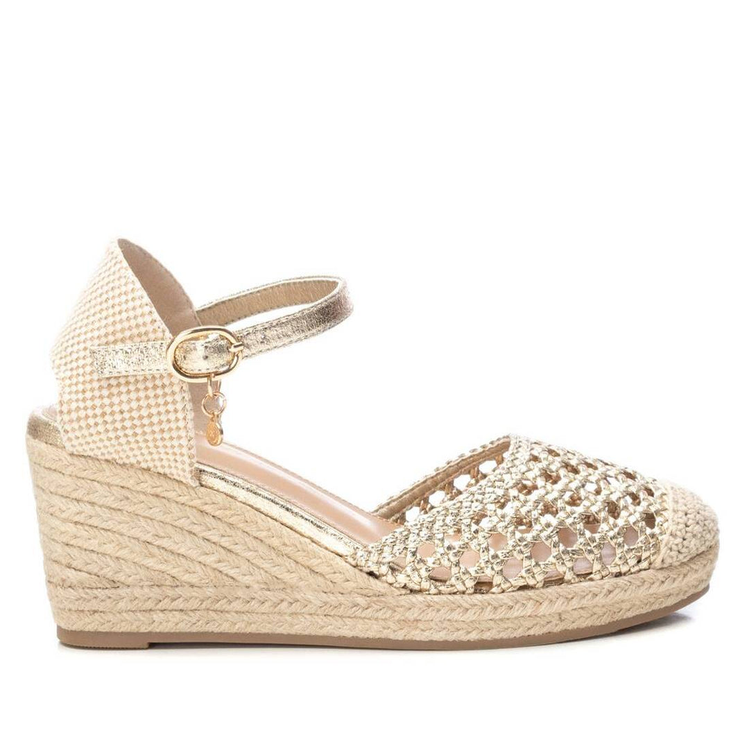 Sandalias de cuña color oro con punta tejada y correa al tobillo para mujer.