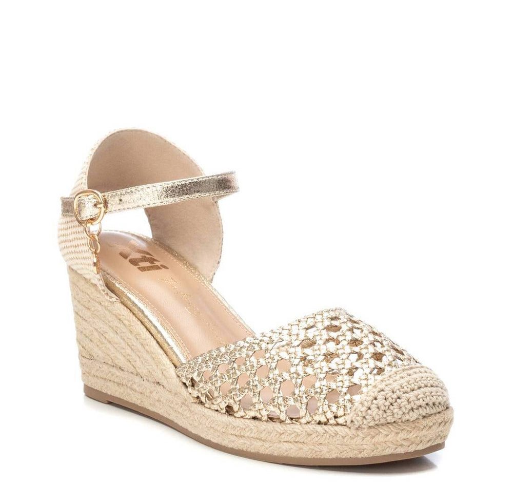 Sandalias de cuña color oro con punta tejada y correa al tobillo para mujer.