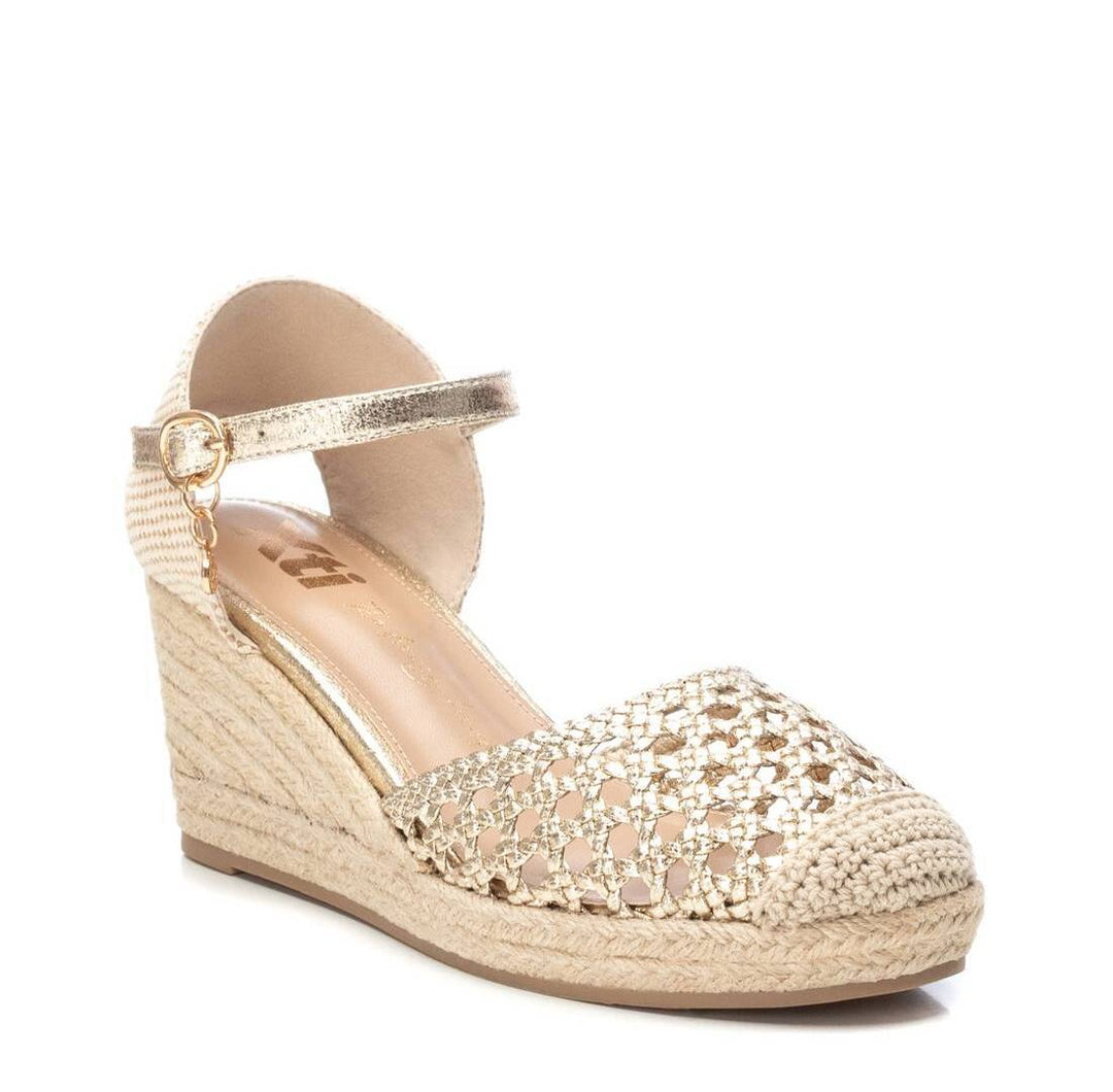 Sandalias de cuña color oro con punta tejada y correa al tobillo para mujer.