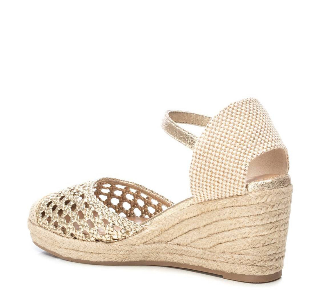 Sandalias de cuña color oro con punta tejada y correa al tobillo para mujer.