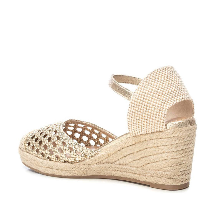 Sandalias de cuña color oro con punta tejada y correa al tobillo para mujer.