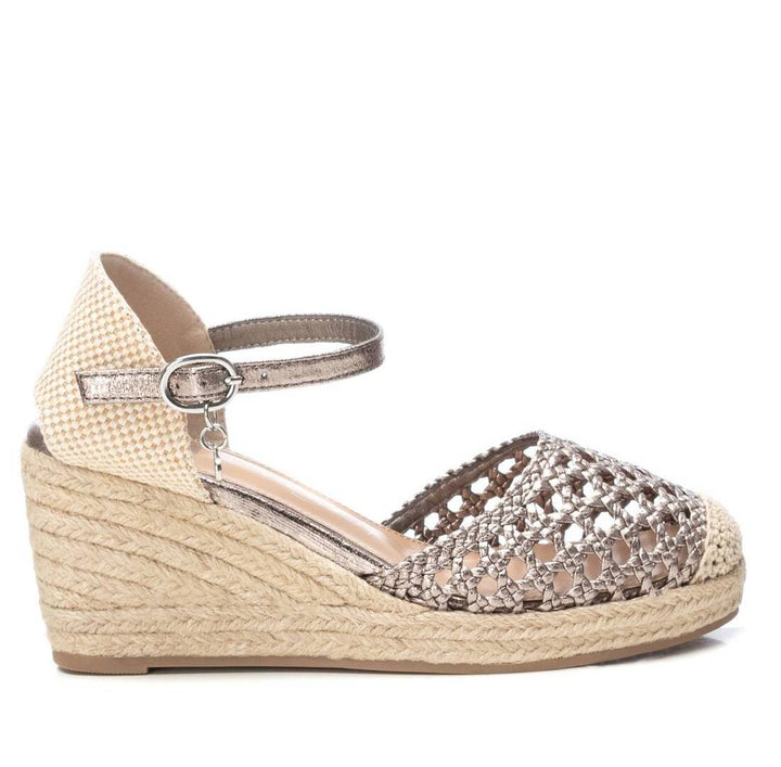 Sandalia de cuña color plomo con diseño trenzado y plataforma de yute.