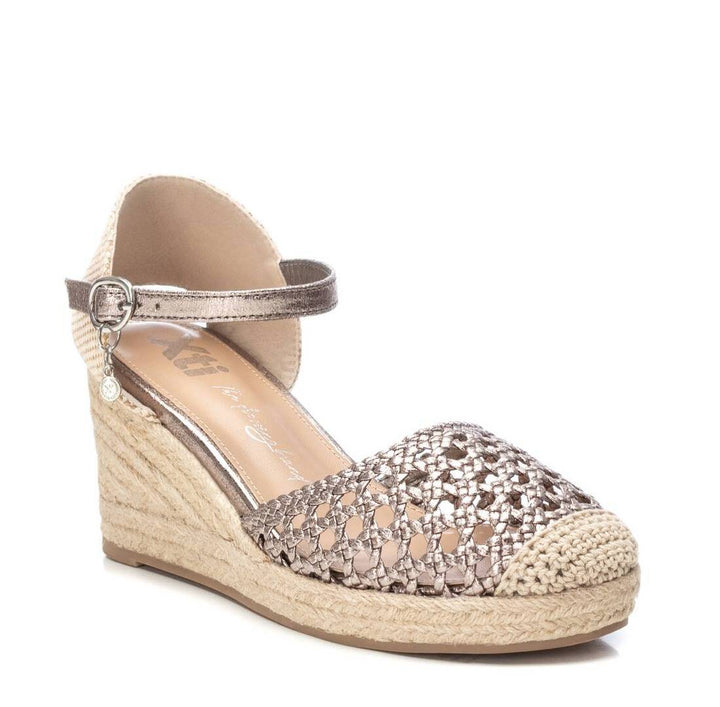 Sandalia de cuña color plomo con diseño trenzado y plataforma de yute.
