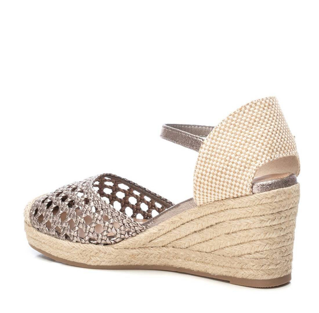 Sandalia de cuña color plomo con diseño trenzado y plataforma de yute.