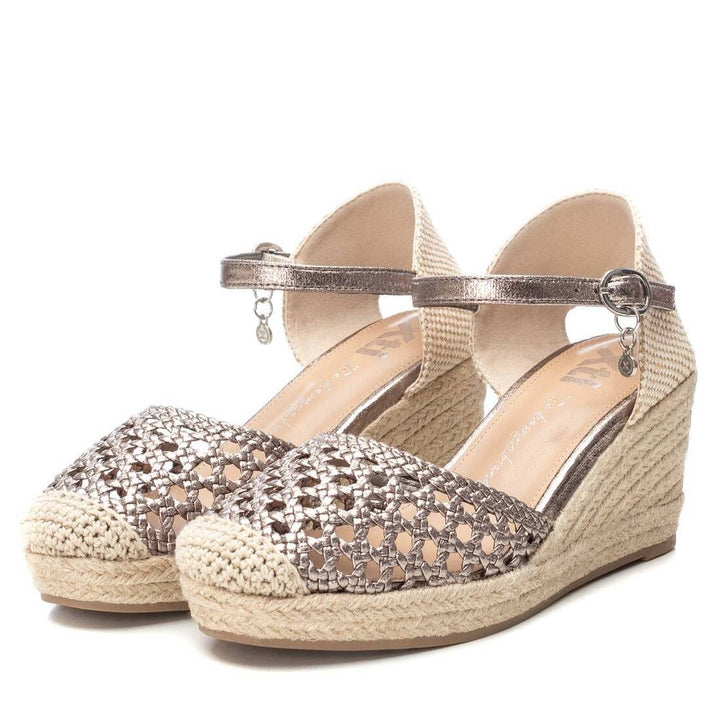Sandalia de cuña color plomo con diseño trenzado y plataforma de yute.