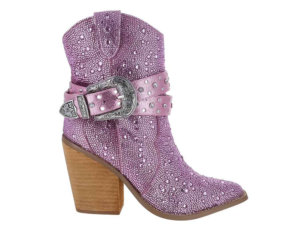 Bota rosa con pedrería, tacón grueso color madera y correa con hebilla plateada.