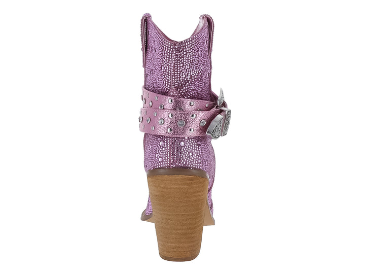 Bota rosa con pedrería, tacón grueso color madera y correa con hebilla plateada.