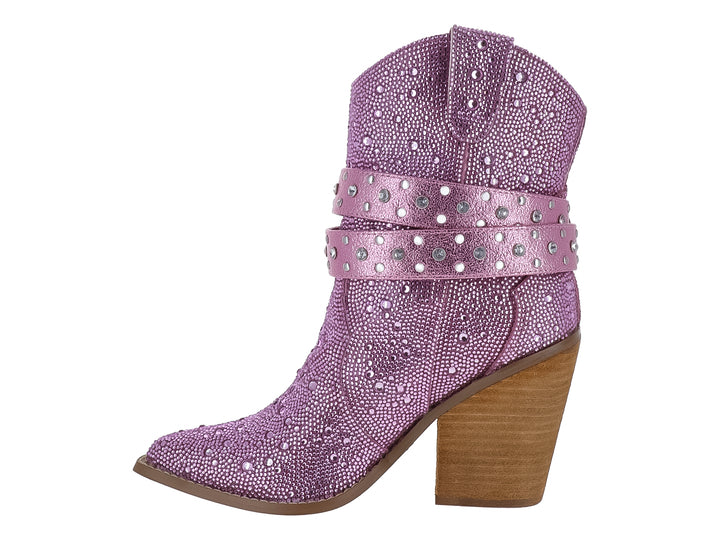 Bota rosa con pedrería, tacón grueso color madera y correa con hebilla plateada.