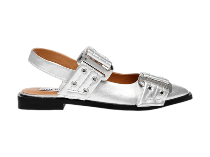 Zapato plano plateado con punta cuadrada y hebillas metálicas sobre suela negra.