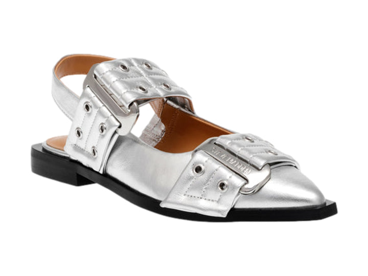 Zapato plano plateado con punta cuadrada y hebillas metálicas sobre suela negra.