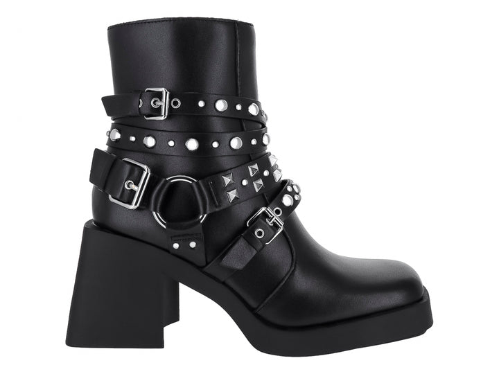 Bota negra de cuero con plataforma, tacón grueso y correas con hebillas y estoperoles plateados.