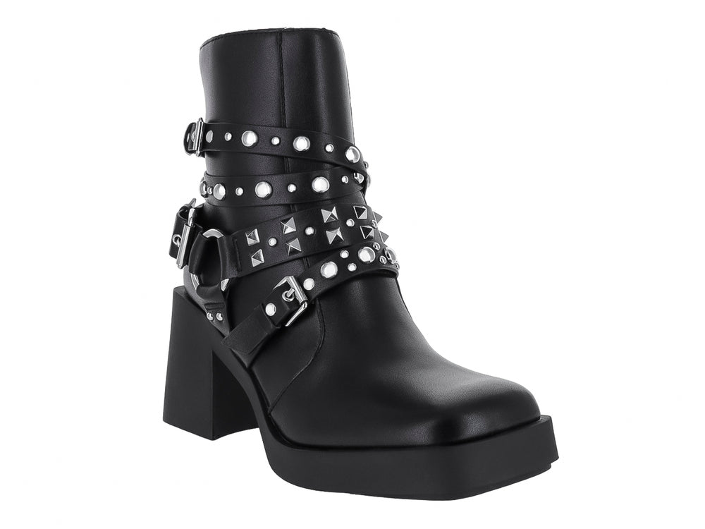 Bota negra de cuero con plataforma, tacón grueso y correas con hebillas y estoperoles plateados.