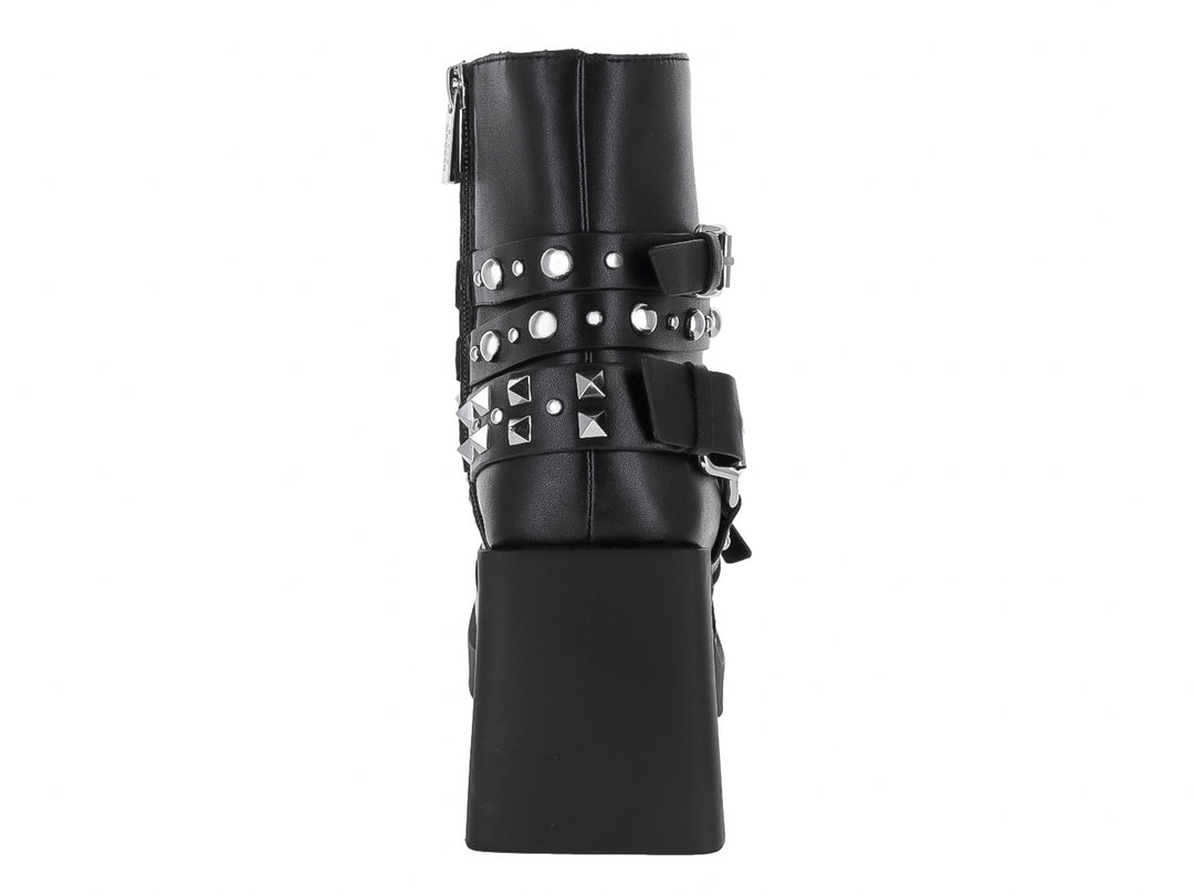 Bota negra de cuero con plataforma, tacón grueso y correas con hebillas y estoperoles plateados.