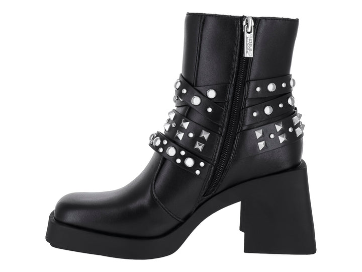 Bota negra de cuero con plataforma, tacón grueso y correas con hebillas y estoperoles plateados.