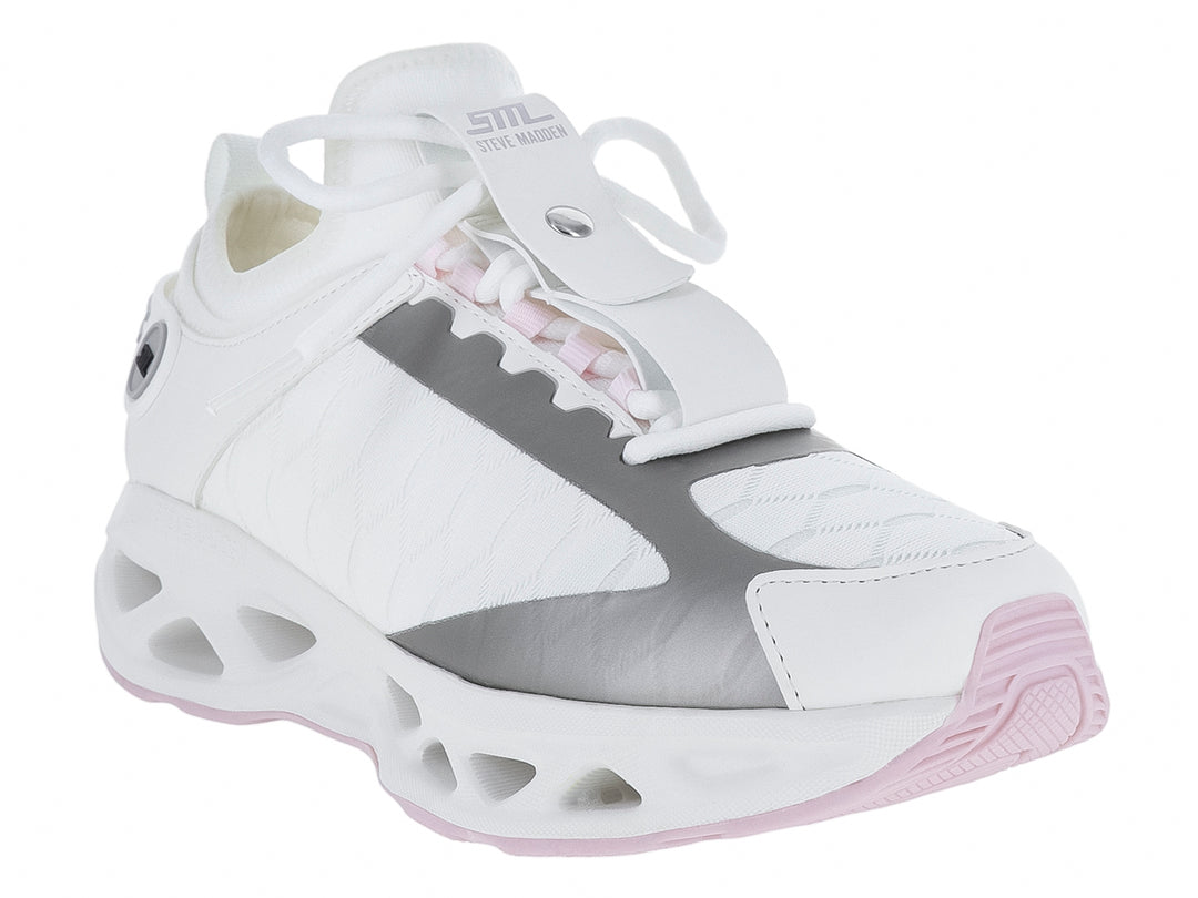 Tenis deportivos Steve Madden color blanco con detalles plateados y suela blanca gruesa.