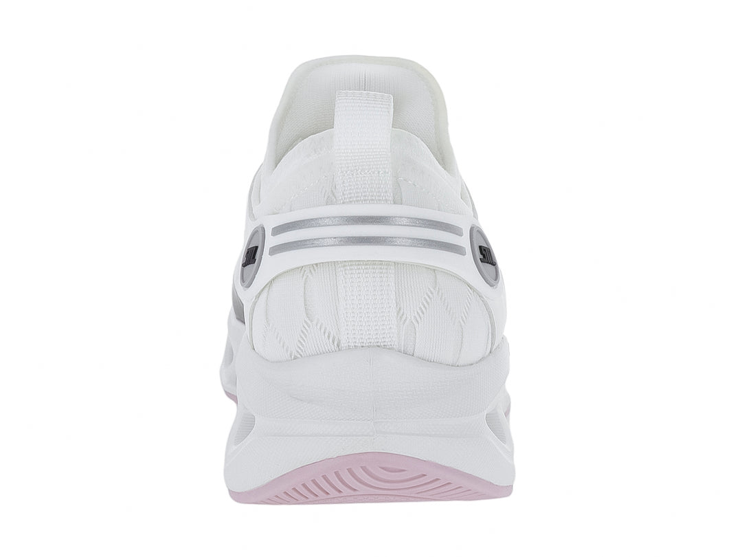 Tenis deportivos Steve Madden color blanco con detalles plateados y suela blanca gruesa.