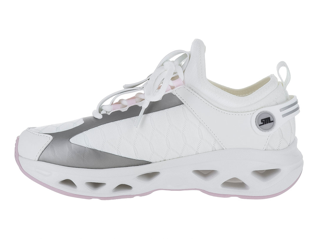 Tenis deportivos Steve Madden color blanco con detalles plateados y suela blanca gruesa.
