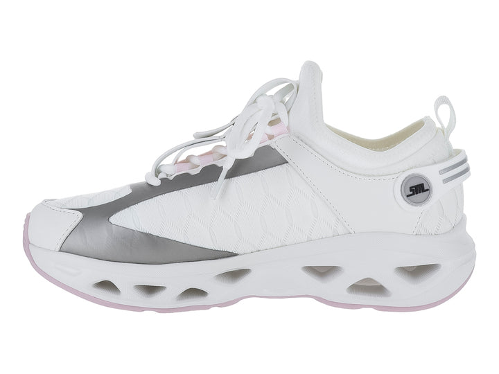 Tenis deportivos Steve Madden color blanco con detalles plateados y suela blanca gruesa.