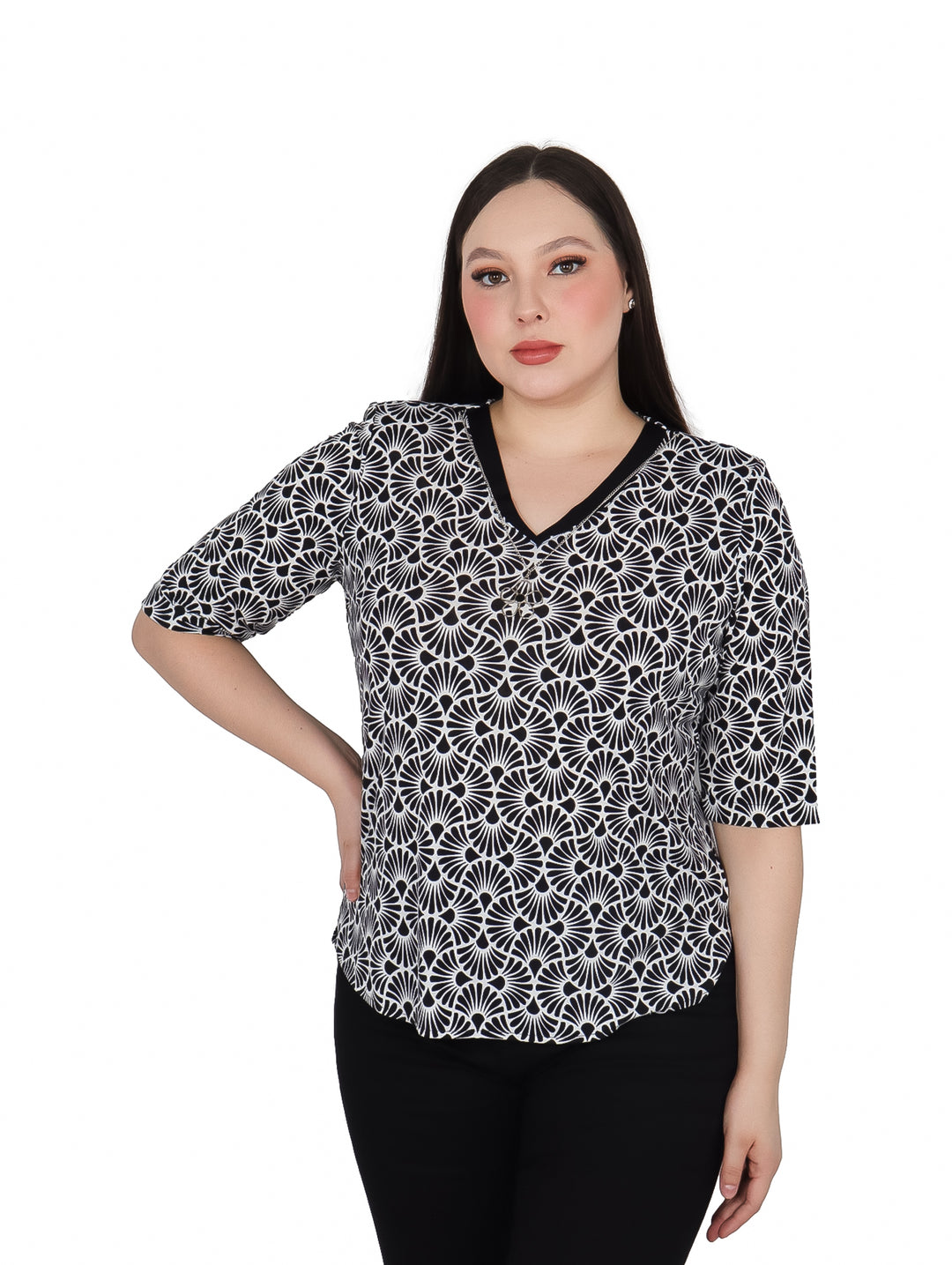 Mujer vistiendo blusa de licra estampada en blanco y negro con manga 3/4 y cuello en V.