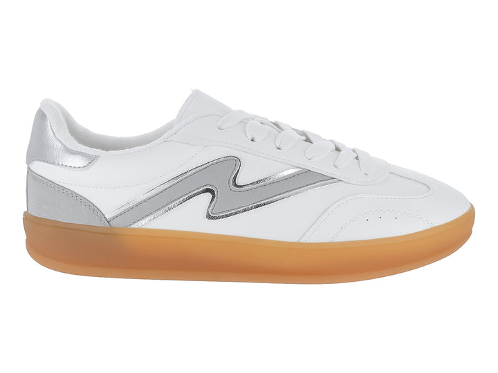 Tenis blancos con detalles plateados y suela de goma color café.